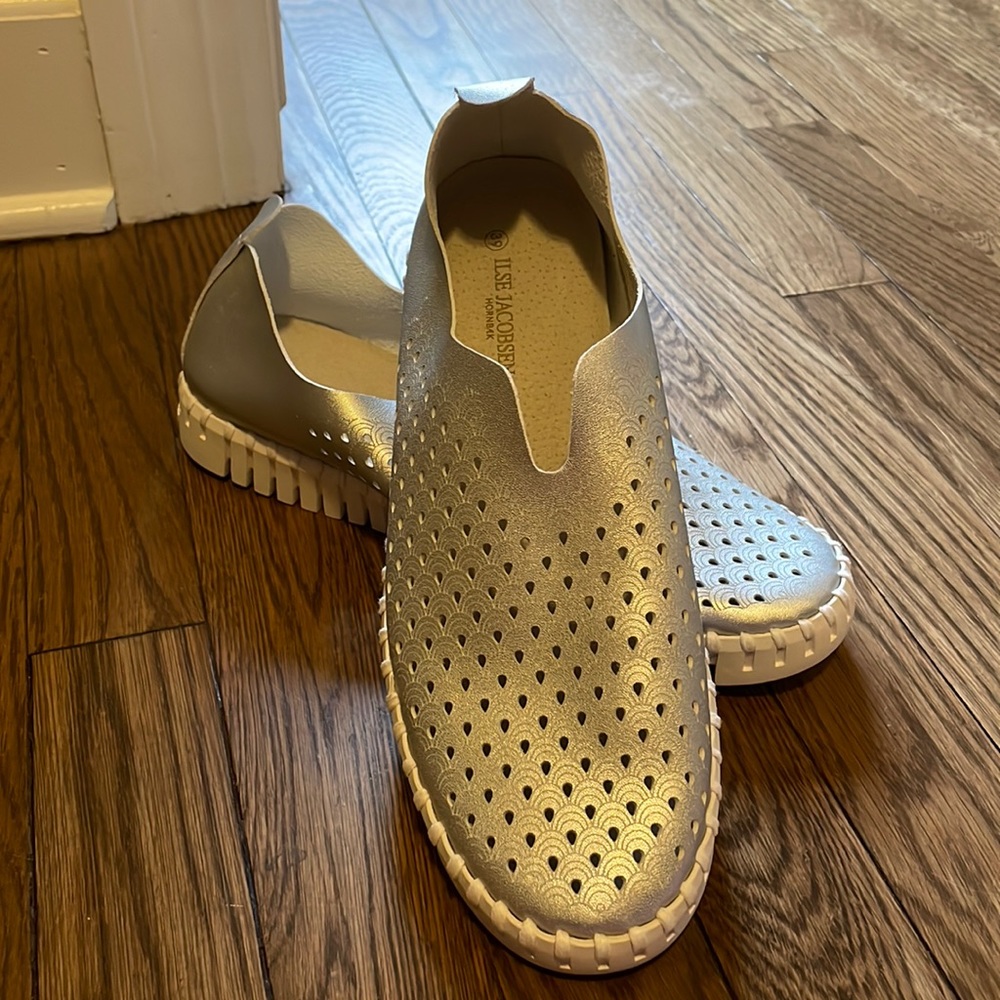 Ilse Jacobsen metallic tulip perforated flats